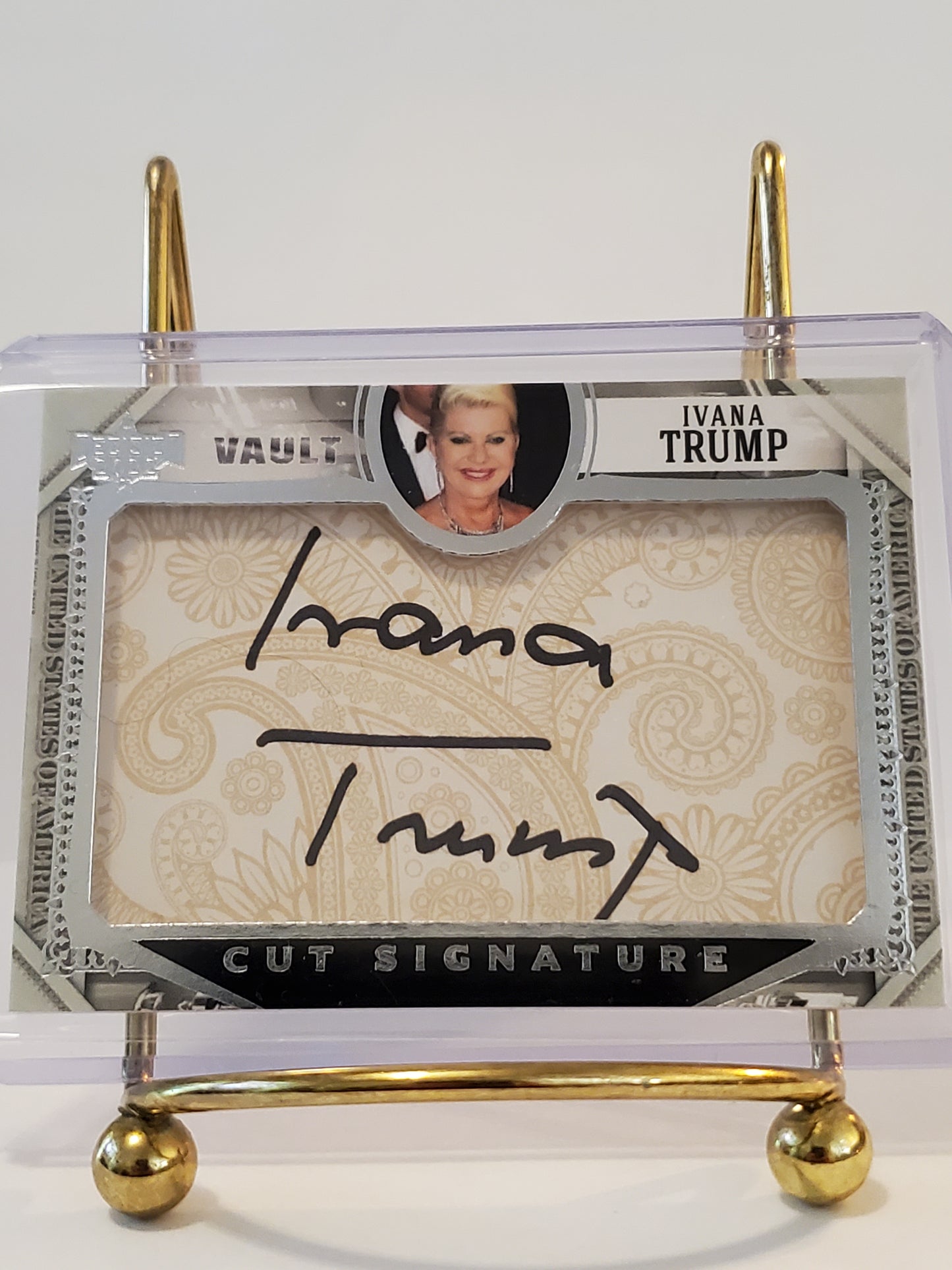 Ivana Trump 2022 Leaf Decision Autograph #25